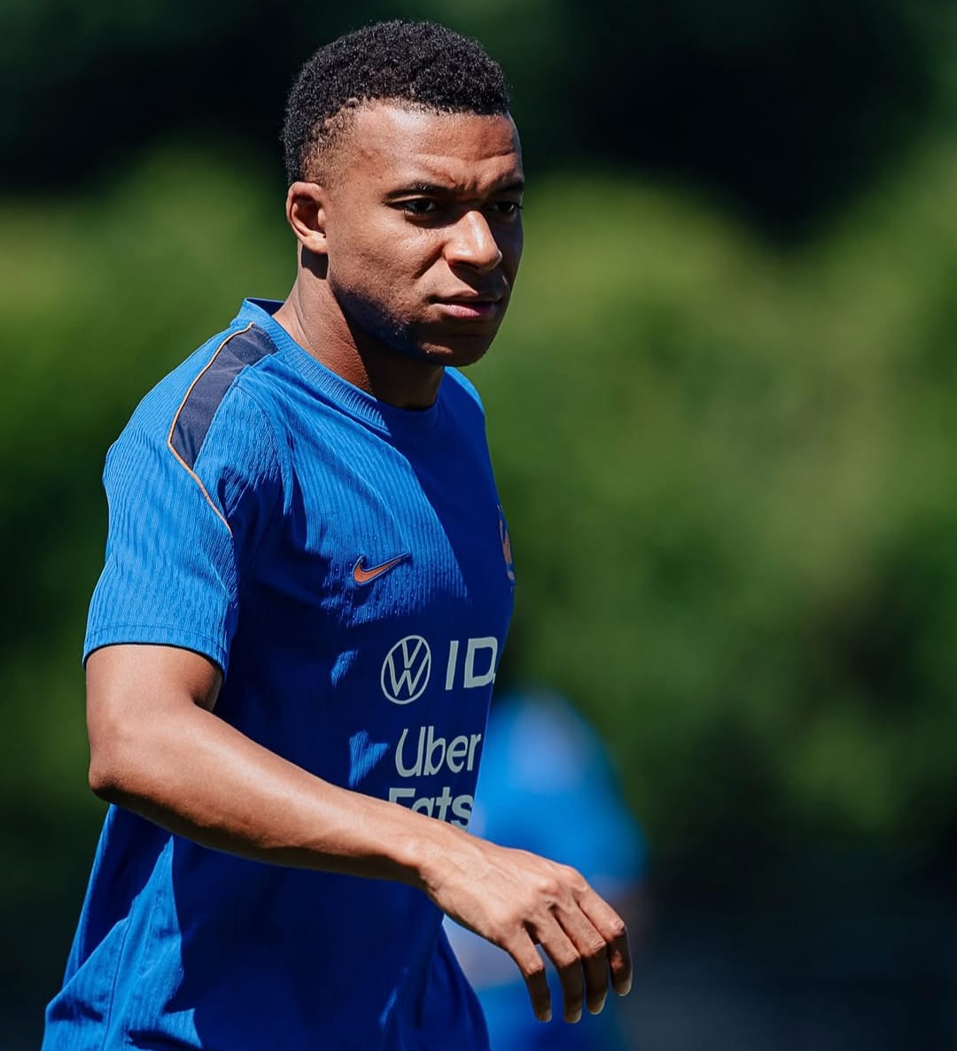 Mbappé é poupado em parte do treino por causa de dores no tornozelo, mas está confirmado para a decisão