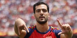 Merino celebra o gol com os dedos