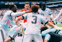Bélgica Na festa do gol de pênalti, Tielemans é encoberto pelos companheiros na comemoração da virada sobre Senegal