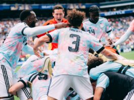 Bélgica Na festa do gol de pênalti, Tielemans é encoberto pelos companheiros na comemoração da virada sobre Senegal