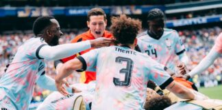 Bélgica Na festa do gol de pênalti, Tielemans é encoberto pelos companheiros na comemoração da virada sobre Senegal