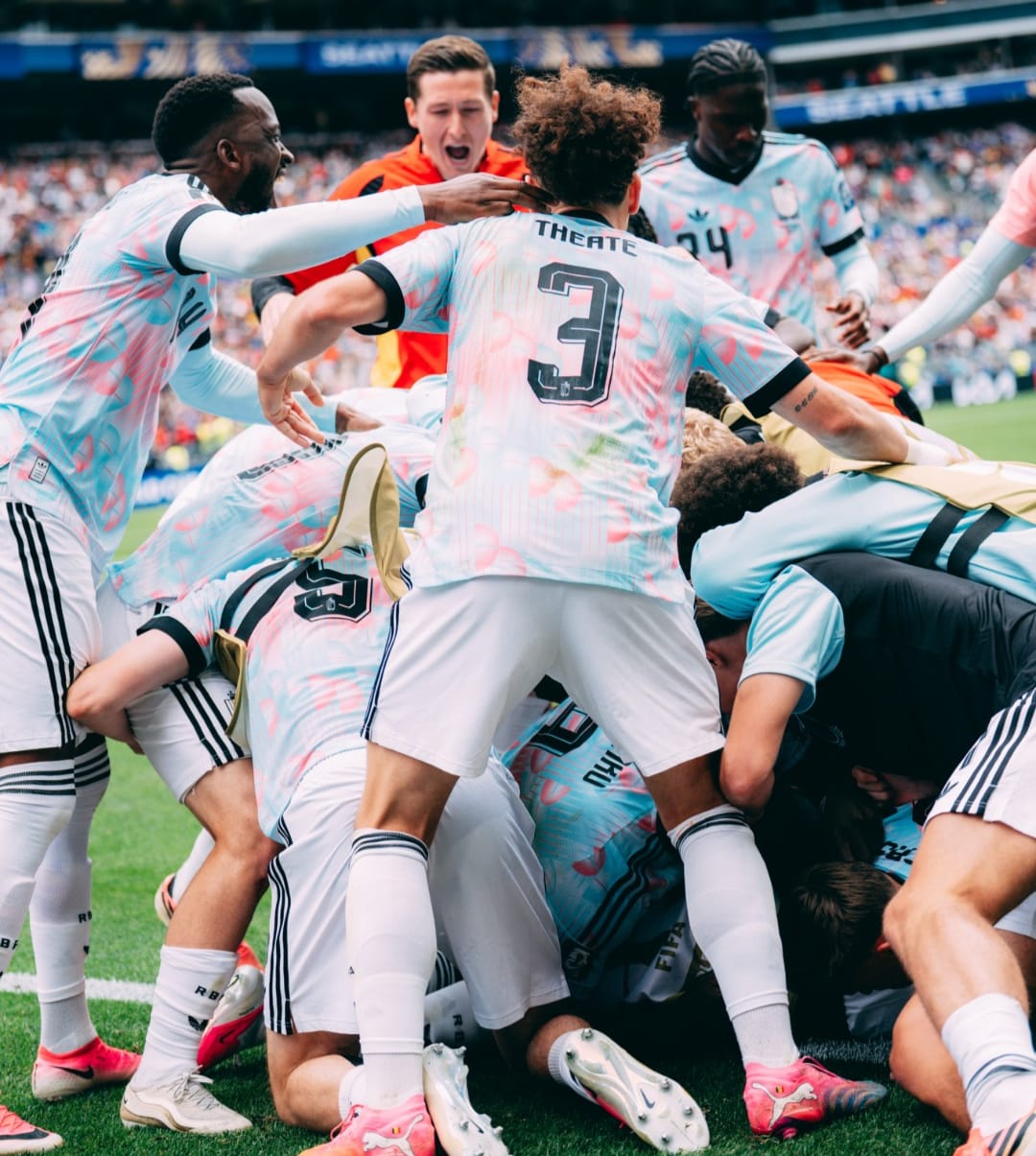 Bélgica Na festa do gol de pênalti, Tielemans é encoberto pelos companheiros na comemoração da virada sobre Senegal