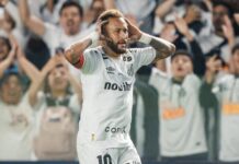 Neymar comemora o seu primeiro gol no empate contra a Chapecoense, na Vila Belmiro
