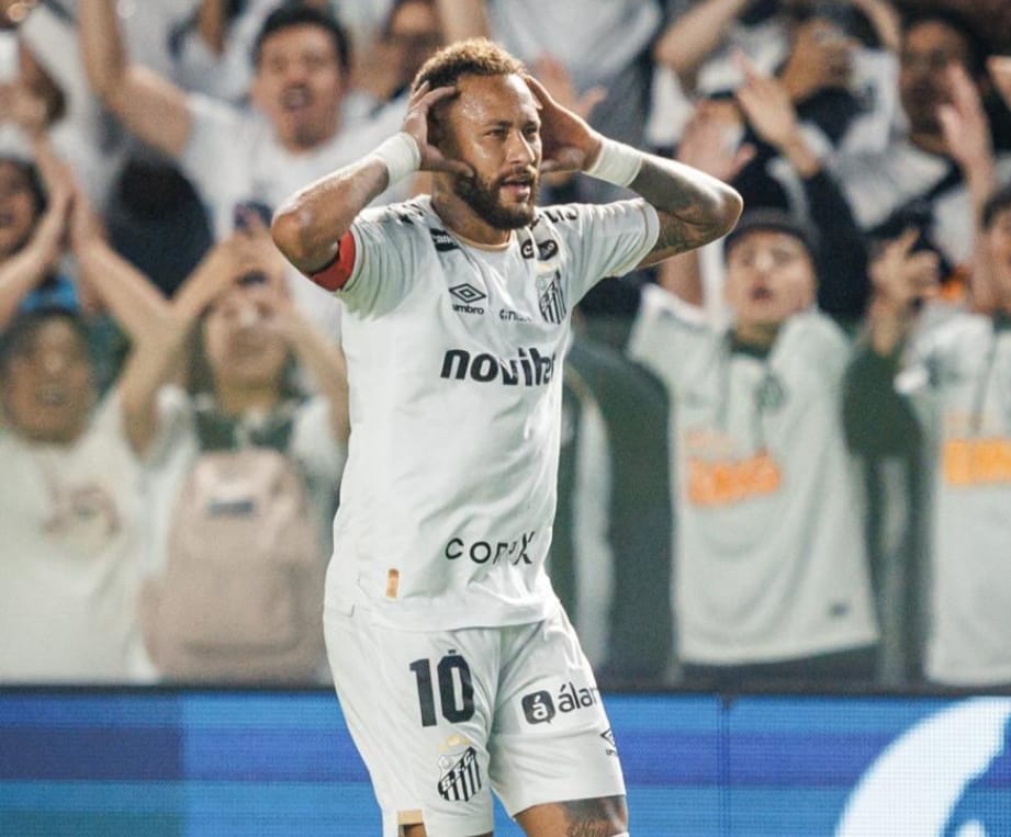 Neymar comemora o seu primeiro gol no empate contra a Chapecoense, na Vila Belmiro