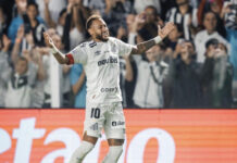Neymar faz dois gols, comemora ‘jogando cartas’, solta um çhupa’ e evita nova derrota para a Chapecoense