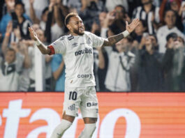 Neymar faz dois gols, comemora ‘jogando cartas’, solta um çhupa’ e evita nova derrota para a Chapecoense