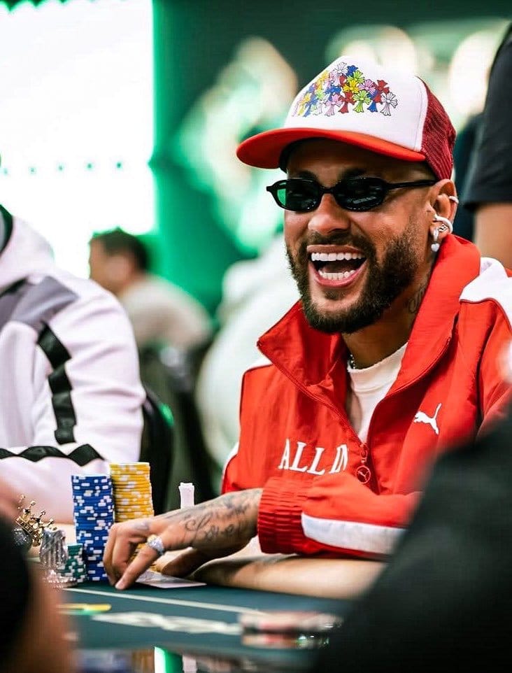 Neymar participa de evento de pôquer