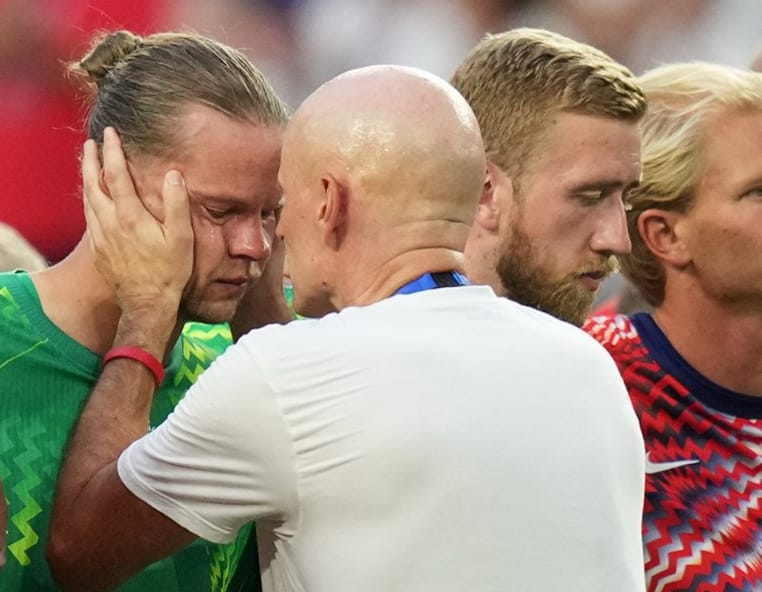Inglaterra Nyland é consolado pelo técnico norueguês