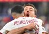 Espanha transforma semifinal em aula de futebol, amplia o domínio sobre a França e volta à final da Copa após 16 anos Espanha Pedro Porro e Oyarzabal se abraçam