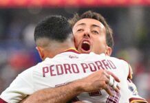Espanha transforma semifinal em aula de futebol, amplia o domínio sobre a França e volta à final da Copa após 16 anos Espanha Pedro Porro e Oyarzabal se abraçam