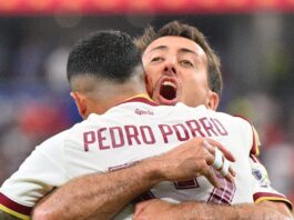 Espanha Pedro Porro e Oyarzabal se abraçam