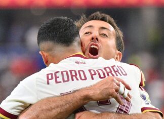 Espanha transforma semifinal em aula de futebol, amplia o domínio sobre a França e volta à final da Copa após 16 anos Espanha Pedro Porro e Oyarzabal se abraçam