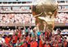 Espanha Rodri ergue o troféu de campeão do mundo