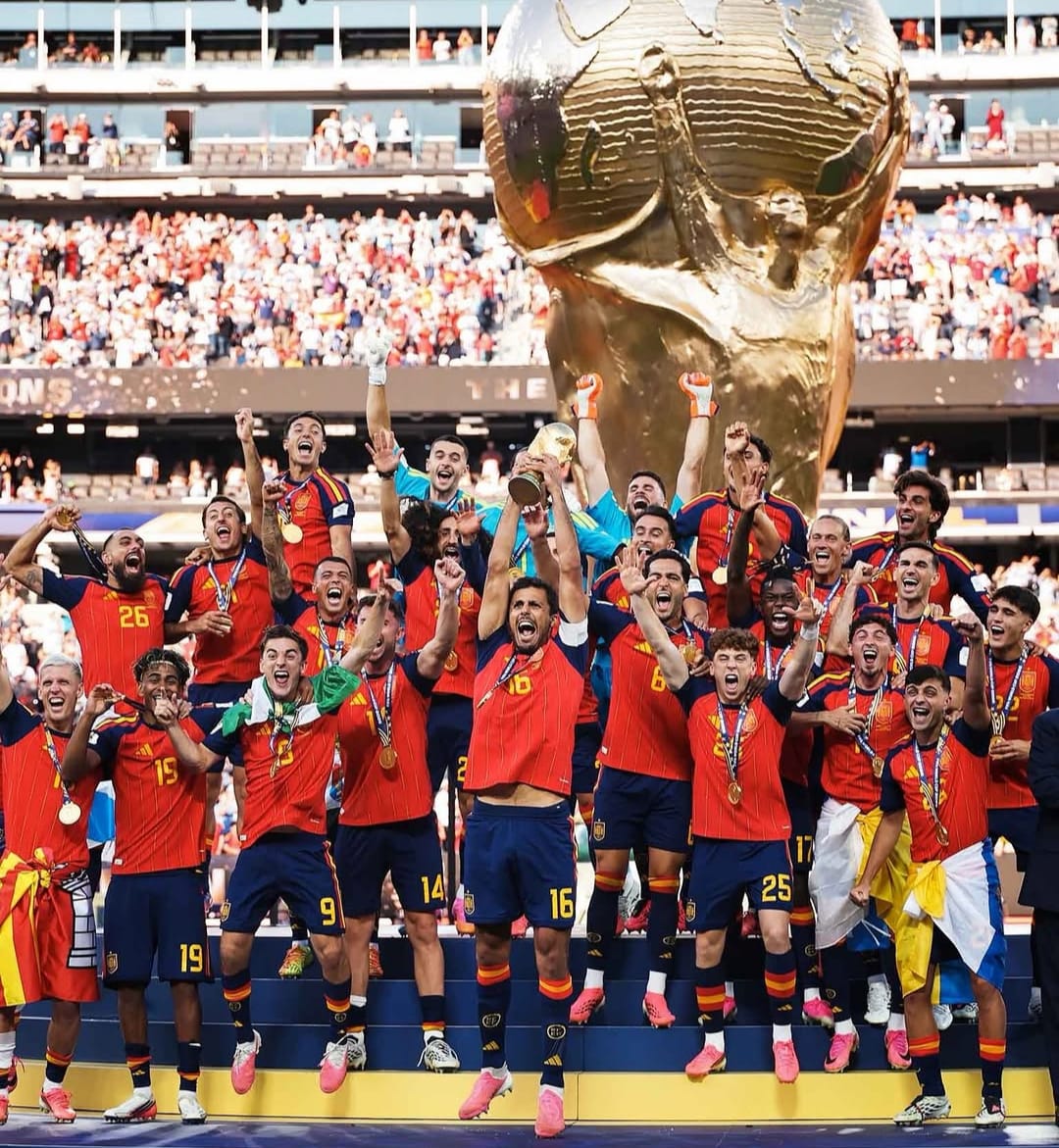Espanha Rodri ergue o troféu de campeão do mundo