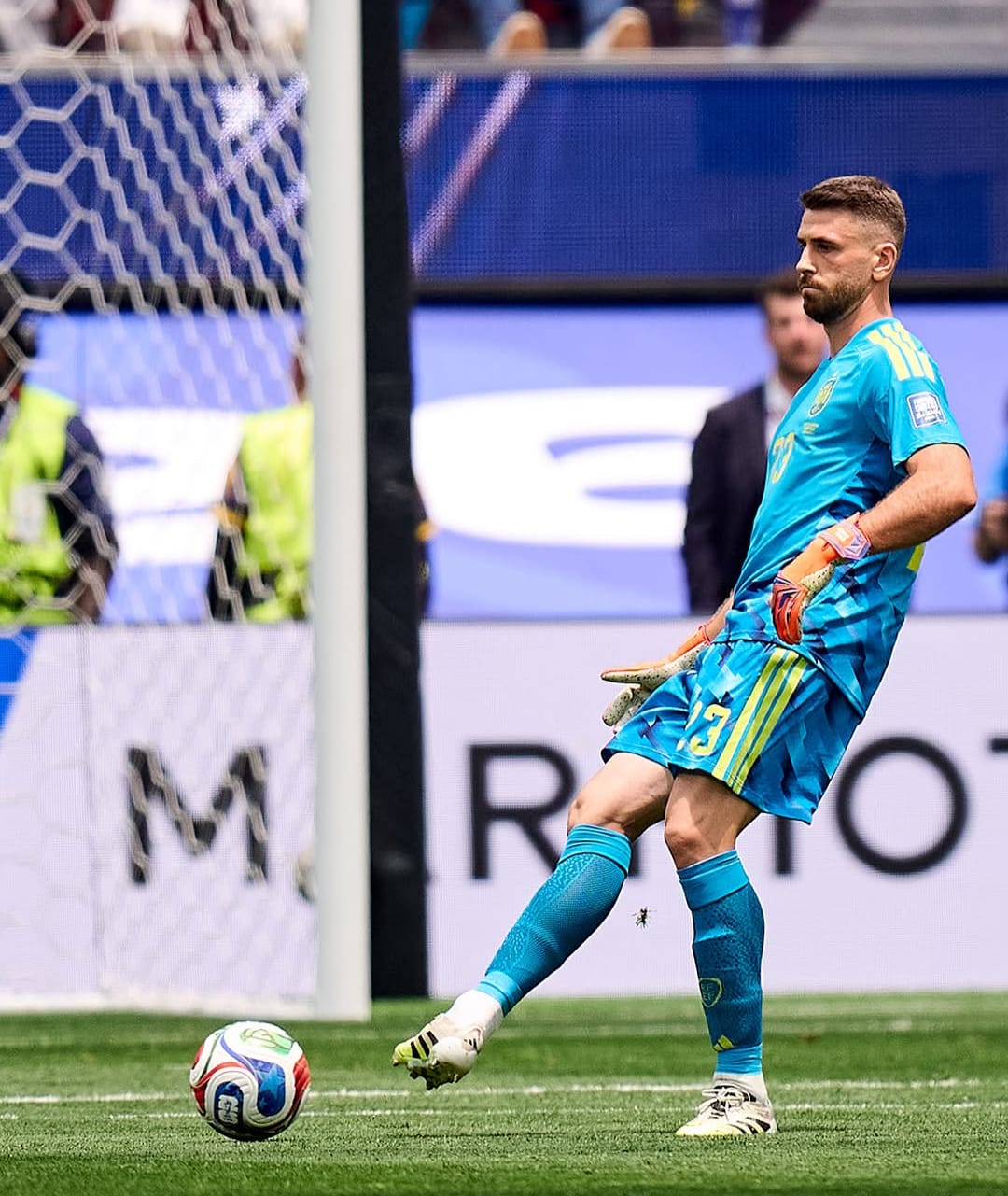 Unai Simón dá um passe na defesa