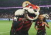 Athletico-PR Viveros e Leozinho se juntam ao mascote do Furacão na comemoração da vitória sobre o Internacional