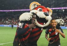 Athletico-PR Viveros e Leozinho se juntam ao mascote do Furacão na comemoração da vitória sobre o Internacional