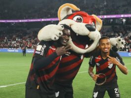 Athletico-PR Viveros e Leozinho se juntam ao mascote do Furacão na comemoração da vitória sobre o Internacional