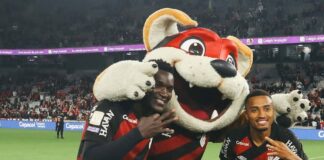 Athletico-PR Viveros e Leozinho se juntam ao mascote do Furacão na comemoração da vitória sobre o Internacional