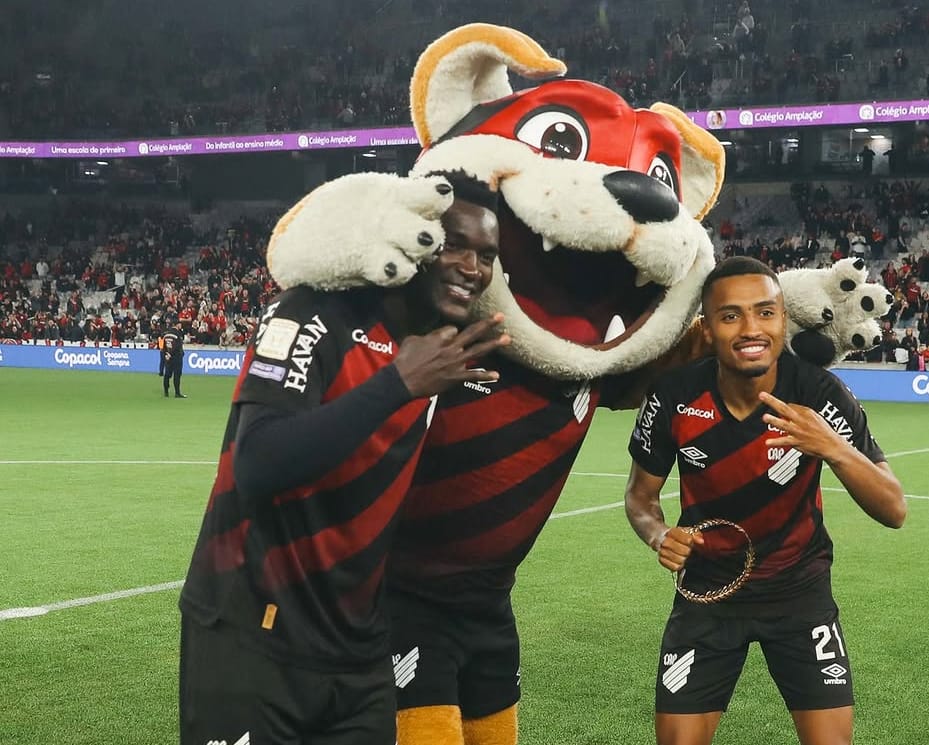 Athletico-PR Viveros e Leozinho se juntam ao mascote do Furacão na comemoração da vitória sobre o Internacional