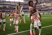 EUA superam expulsão para carimbar vaga nas oitavas da Copa