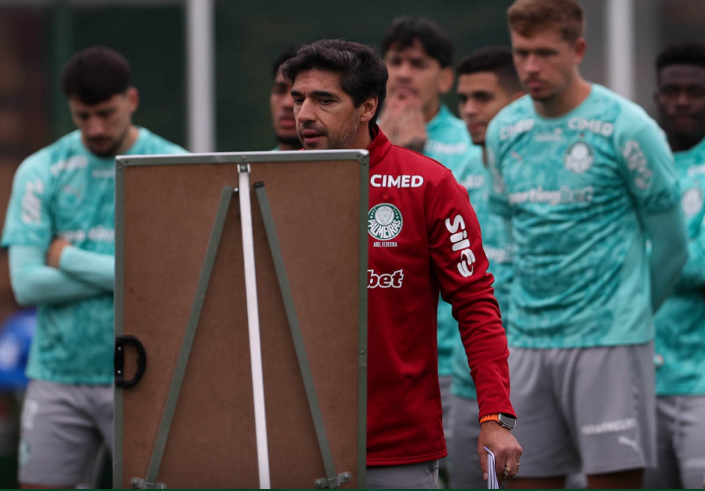 Allan Abel Ferreira desenha a formação da equipe em um quadro