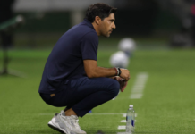 Abel blinda Carlos Miguel, assume responsabilidade e aposta na força fora de casa para evitar queda na Libertadores Abel Ferreira observa a partida