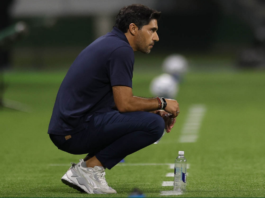 Abel Ferreira observa a partida