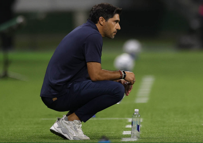 Abel Ferreira observa a partida