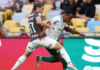 Palmeiras se afunda no próprio buraco e transforma folga na liderança em pressão no momento decisivo Palmeiras John Arias tenta se livrar de Canobbio
