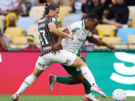 Palmeiras se afunda no próprio buraco e transforma folga na liderança em pressão no momento decisivo Palmeiras John Arias tenta se livrar de Canobbio