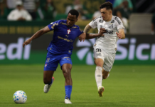 Arias no duelo com o santista Escobar