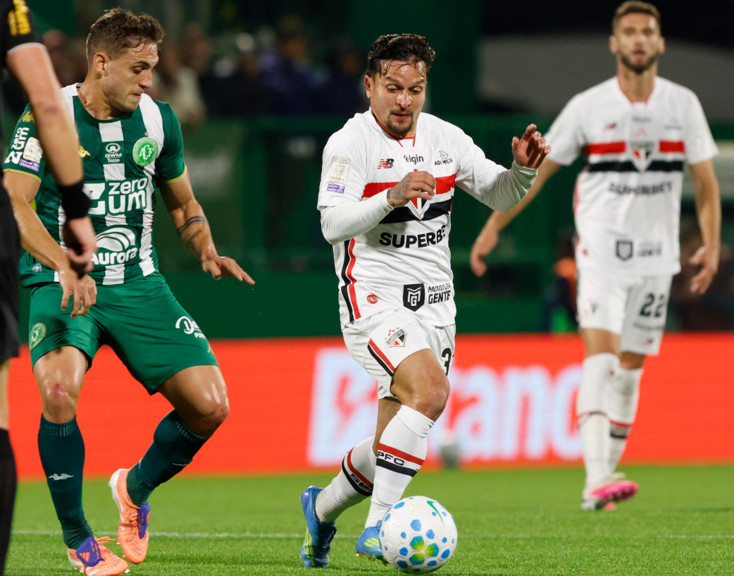 São Paulo Artur tenta se livrar da marcação de Camilo