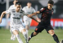 Santos perde do Furacão na Vila, retorna ao Z4 e aumenta a pressão da torcida às vésperas da Sul-Americana Santos Gabriel Bontempo e João Cruz disputam jogada