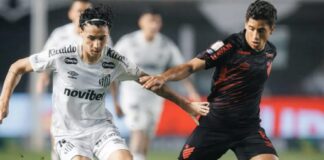 Santos Gabriel Bontempo e João Cruz disputam jogada