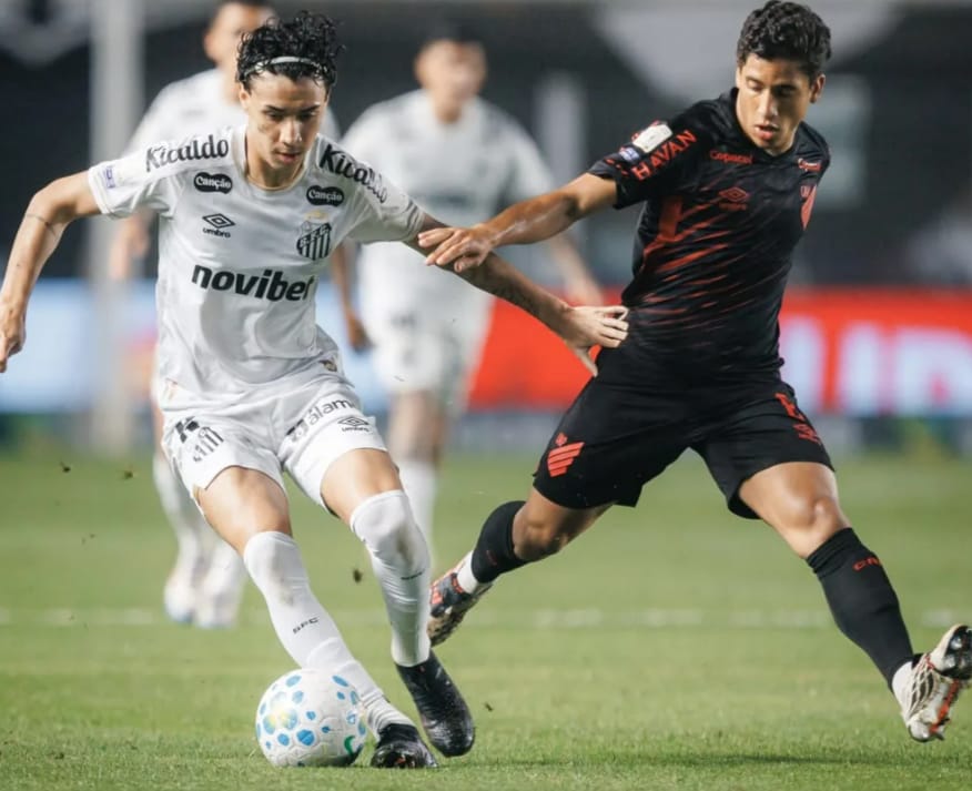Santos Gabriel Bontempo e João Cruz disputam jogada