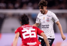 Uma noite de luto duplo em Itaquera. Pela memória de Geraldão e pela vitória inútil no adeus à Copa do Brasil Corinthians Breno Bidon encara a marcação de Bernabei, que foi autor do gol decisivo para a classificação do Internacional / Corinthians