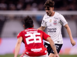 Uma noite de luto duplo em Itaquera. Pela memória de Geraldão e pela vitória inútil no adeus à Copa do Brasil Corinthians Breno Bidon encara a marcação de Bernabei, que foi autor do gol decisivo para a classificação do Internacional / Corinthians