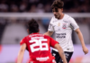 Uma noite de luto duplo em Itaquera. Pela memória de Geraldão e pela vitória inútil do Corinthians no adeus à Copa do Brasil Corinthians Breno Bidon encara a marcação de Bernabei, que foi autor do gol decisivo para a classificação do Internacional / Corinthians
