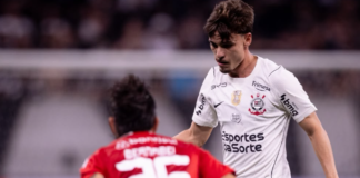 Corinthians Breno Bidon encara a marcação de Bernabei, que foi autor do gol decisivo para a classificação do Internacional / Corinthians