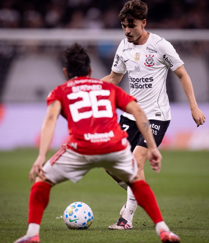 Corinthians Breno Bidon encara a marcação de Bernabei, que foi autor do gol decisivo para a classificação do Internacional / Corinthians