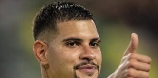 Bruno Guimarães em jogo da seleção brasileira