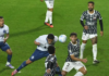 Corinthians paga a conta da ressaca da Libertadores e volta a expor a fragilidade de um elenco desajustado Corinthians sofre o gol no cabeceio de Paulo Roberto