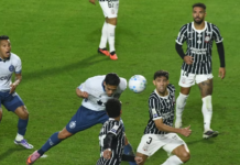 Corinthians paga a conta da ressaca da Libertadores e volta a expor a fragilidade de um elenco desajustado Corinthians sofre o gol no cabeceio de Paulo Roberto