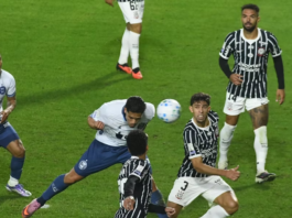 Corinthians paga a conta da ressaca da Libertadores e volta a expor a fragilidade de um elenco desajustado Corinthians sofre o gol no cabeceio de Paulo Roberto