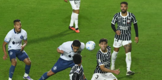 Corinthians sofre o gol no cabeceio de Paulo Roberto