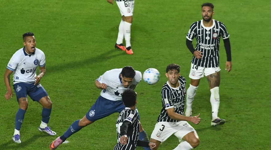 Corinthians sofre o gol no cabeceio de Paulo Roberto