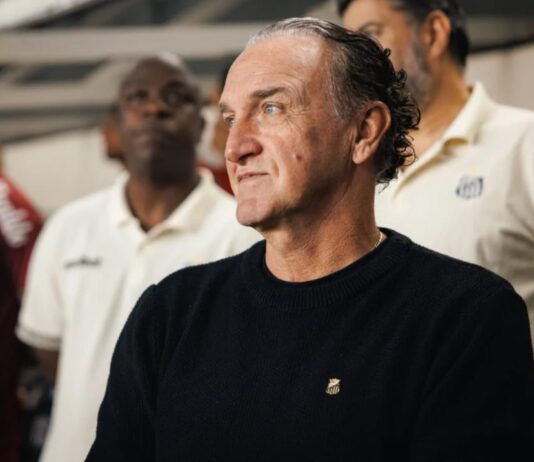Cuca se coloca como solução para acabar com a crise: ‘Eu sair do Santos não é bom negócio para o Santos’ Cuca técnico do Santos