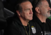 Cuca exalta Neymar após virada do Santos: ‘Uma das melhores partidas que fez comigo’ Cuca e seu auxiliar Cuquinha (ao fundo)