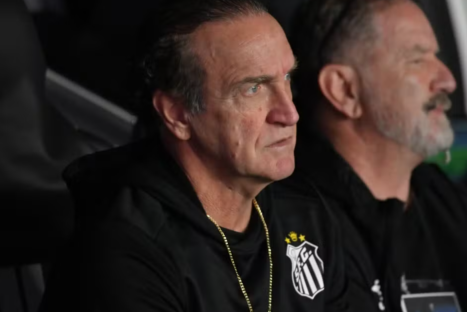 Cuca e seu auxiliar Cuquinha (ao fundo)